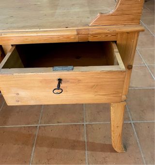 Precioso escritorio antiguo de pino.