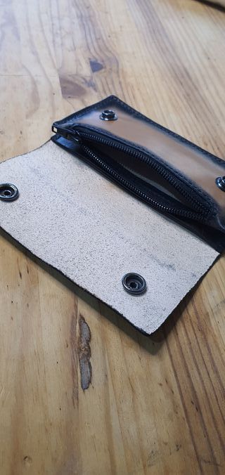 Cartera motera de cuero artesanal personalizable