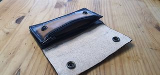 Cartera motera de cuero artesanal personalizable