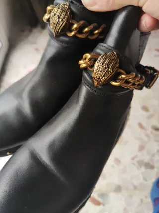 Botines Kurt Geiger Negros con Cadena Dorada