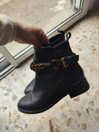 Botines Kurt Geiger Negros con Cadena Dorada