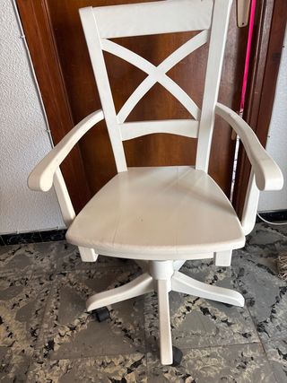 Silla giratoria blanca de madera