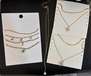 Lote 9 collares Bershka dorados y con abalorios