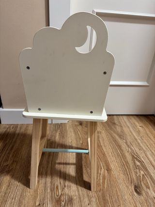 Trona de juguete de madera para bebé.