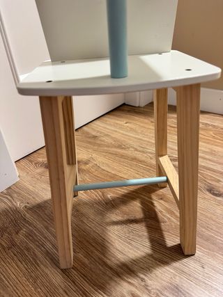 Trona de juguete de madera para bebé.