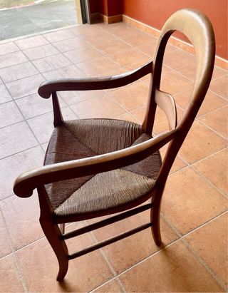 Silla rústica de madera y ratán