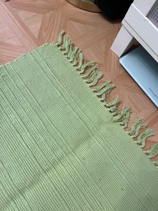 Alfombra verde de tela con flecos