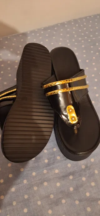 Sandalias negras con detalles dorados