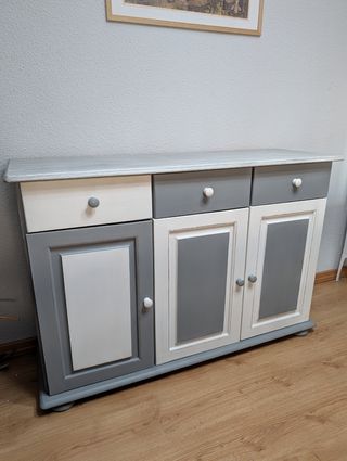 Alacena de pino decorada