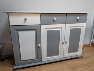 Alacena de pino decorada