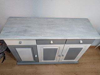 Alacena de pino decorada