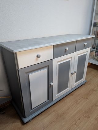 Alacena de pino decorada