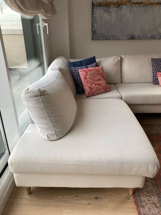 Sofá modular beige con cojines. Chaiselounge