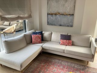 Sofá modular beige con cojines. Chaiselounge