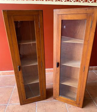 Estanterías rústicas de madera y cristal