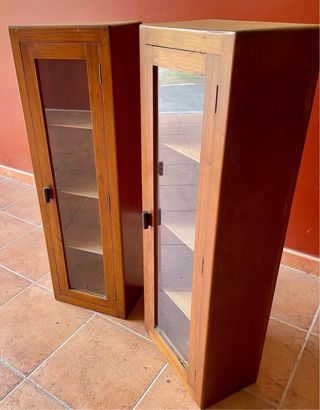 Estanterías rústicas de madera y cristal