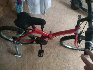 Bicicleta infantil roja