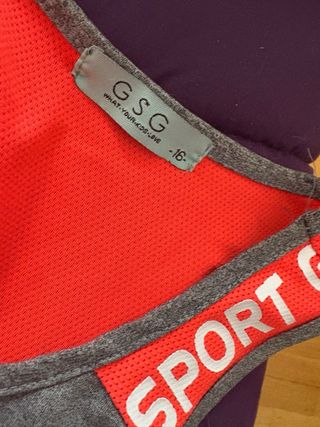 Camiseta deportiva gris con detalles rojos T34-36