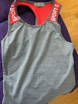 Camiseta deportiva gris con detalles rojos T34-36