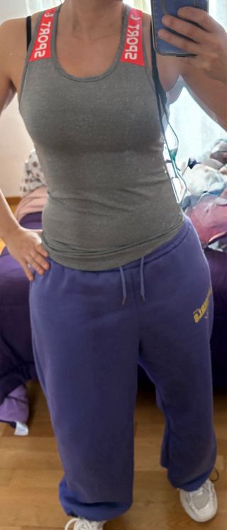 Camiseta deportiva gris con detalles rojos T34-36