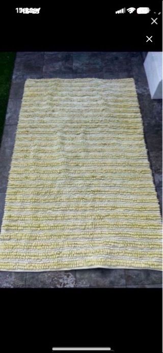 Alfombra de tela amarilla y blanca