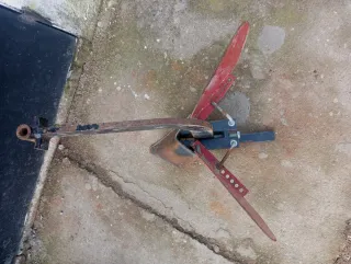 Arado y 2 juegos de ruedas ,de hierro y neumático