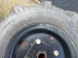 Arado y 2 juegos de ruedas ,de hierro y neumático