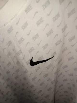 Camiseta Nike Blanca con Logo Repetido