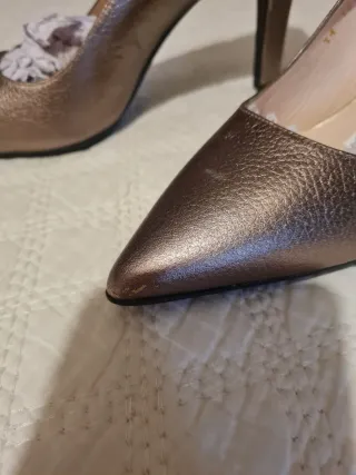 Zapatos de tacón dorados y plateados rayado algo p