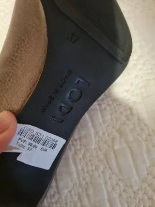 Zapatos de tacón dorados y plateados rayado algo p