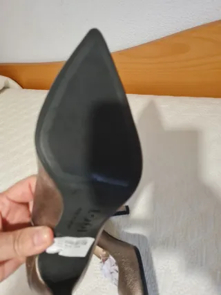 Zapatos de tacón dorados y plateados rayado algo p