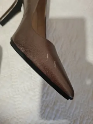 Zapatos de tacón dorados y plateados rayado algo p