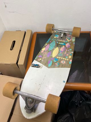 Longboard Oxelo con diseño colorido