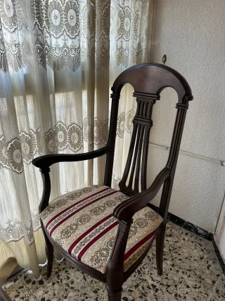 URGENTE luego de 2 sillas de madera y mesa auxilia