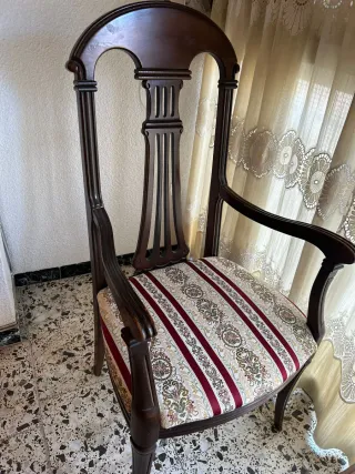 URGENTE luego de 2 sillas de madera y mesa auxilia