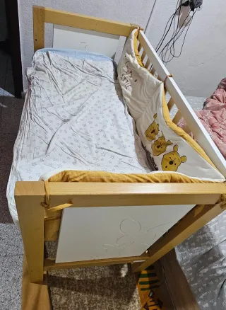 Cuna de bebé de madera