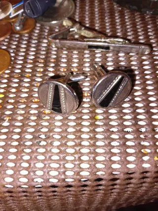 Gemelos y pasador de corbata plateados