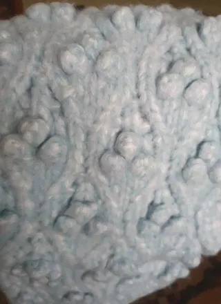 Sciarpa azzurra lavorata a maglia