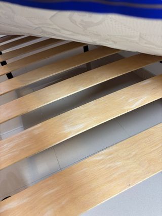 Somier, colchón y 2 almohadas