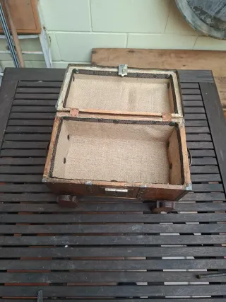 Antiguo baúl de madera pequeño