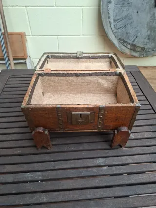 Antiguo baúl de madera pequeño