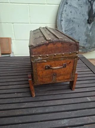 Antiguo baúl de madera pequeño