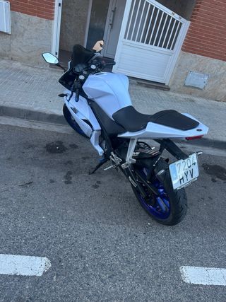 Yamaha YZF R125 Blanca y Azul
