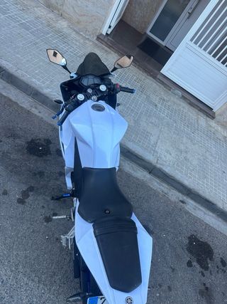 Yamaha YZF R125 Blanca y Azul