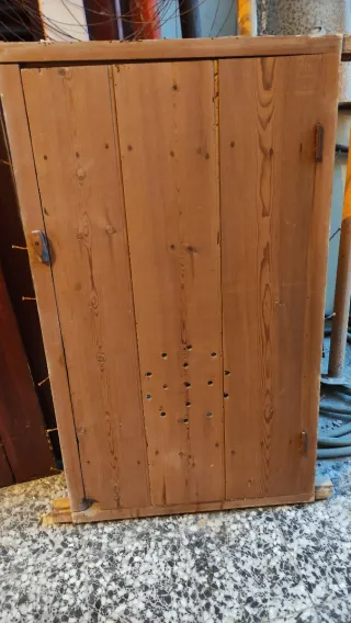 Puerta despensa madera vieja