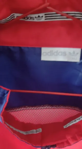 Chubasquero cortavientos Adidas azul y rojo