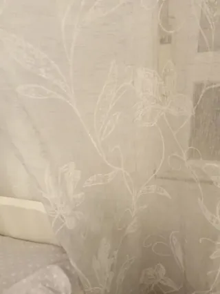 Cortina gris claro con flores grabadas 140x250