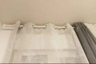 Cortina gris claro con flores grabadas 140x250