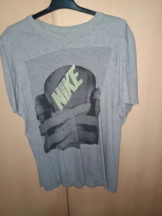 Camiseta Nike Hombre Gris