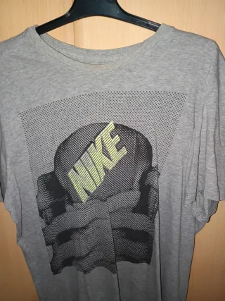 Camiseta Nike Hombre Gris